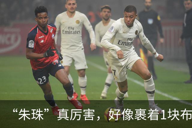 “朱珠”真厉害，好像裹着1块布就走机场，上半身任性下半身松弛