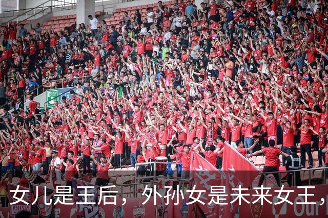女儿是王后，外孙女是未来女王，干了40年护士的74岁外婆看哭了